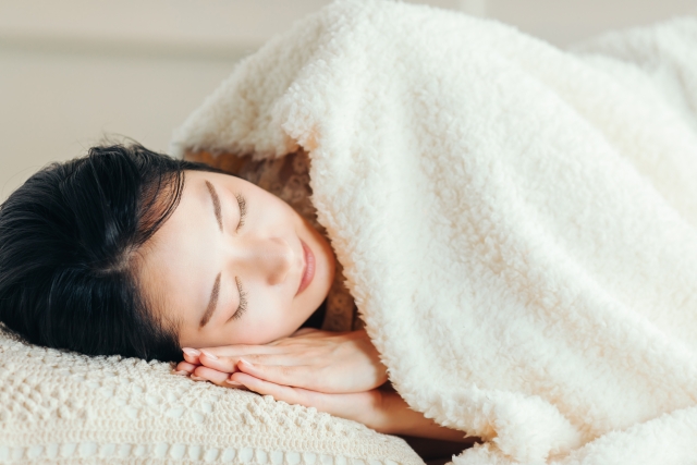 睡眠をとる女性