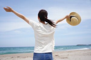 夏の海で風を受ける女性